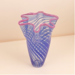 فازة كريستال مخططة بالأزرق بتصميم عصري – 28×38 سم – 2M3A200110