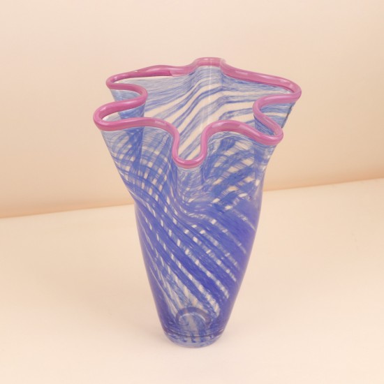 فازة كريستال مخططة بالأزرق بتصميم عصري – 28×38 سم – 2M3A200110