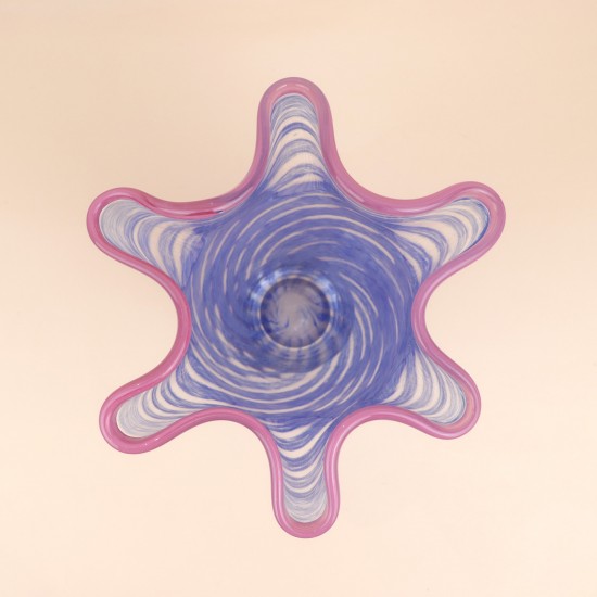 فازة كريستال مخططة بالأزرق بتصميم عصري – 28×38 سم – 2M3A200110