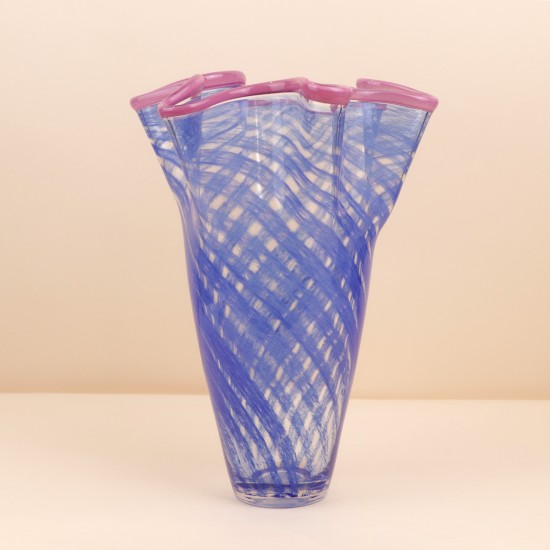 فازة كريستال مخططة بالأزرق بتصميم عصري – 28×38 سم – 2M3A200110