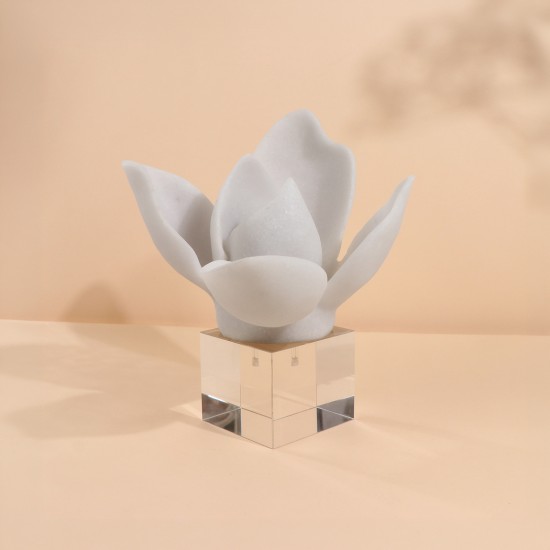 A masterpiece in the shape of a white lotus flower, 8 x 8 x 19 cm A masterpiece in the shape of a white lotus flower, 8 x 8 x 19 cm
