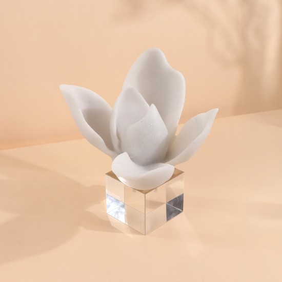 A masterpiece in the shape of a white lotus flower, 8 x 8 x 19 cm A masterpiece in the shape of a white lotus flower, 8 x 8 x 19 cm