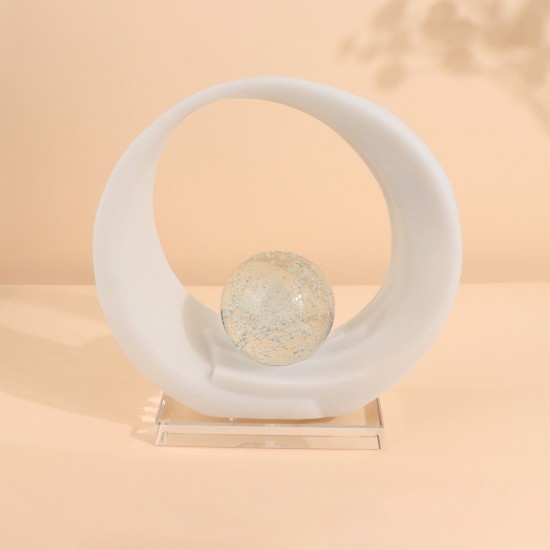 A modern masterpiece ring with a luxurious design, 25 x 8 x 26 cm