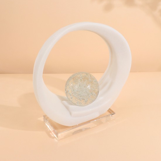 A modern masterpiece ring with a luxurious design, 25 x 8 x 26 cm