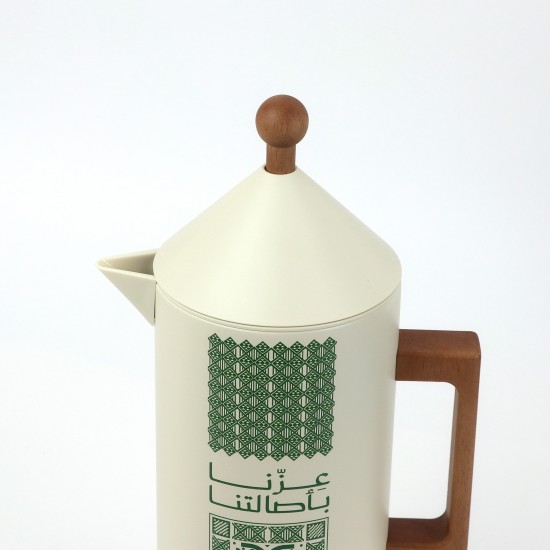 ترمس شاي بتصميم تراثي مميز باللون الأبيض والاخضر بعبارة عِزّنا بأصالتنا  - 1 لتر - 2G1B200108