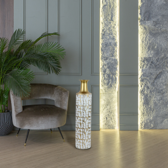 Metal vase with a distinctive design, gold and white, size 61 cm Metal vase with a distinctive design, gold and white, size 61 cm