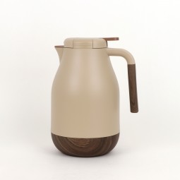 Thermos with a modern design and wooden touches - beige color - 1.5 liters capacity