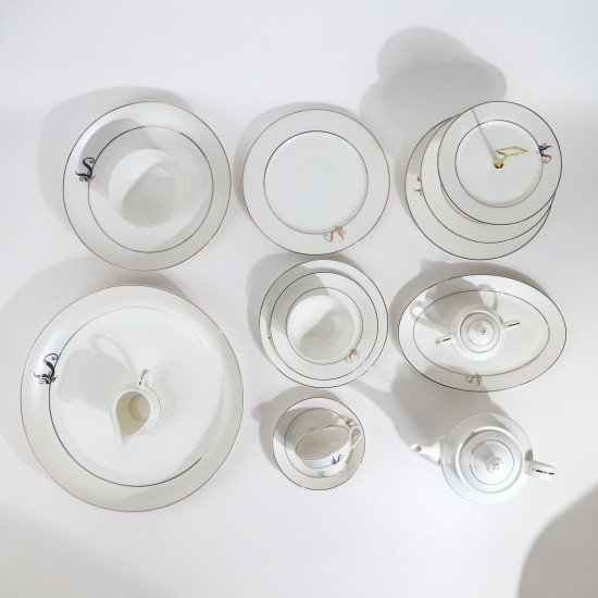 Luxury 105-piece dinnerware set – white design with an elegant gold frame Luxury 105-piece dinnerware set – white design with an elegant gold frame
