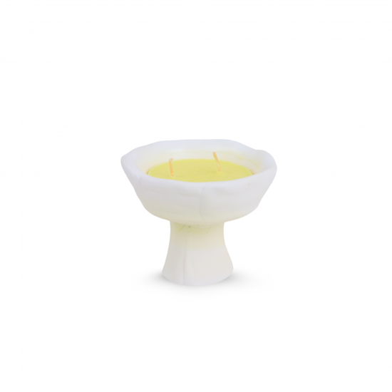 Scented candles with white ceramic base Scented candles with white ceramic base