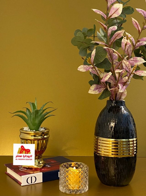 A distinctive and wonderful rose vase, gold / black color, size 20 cm
