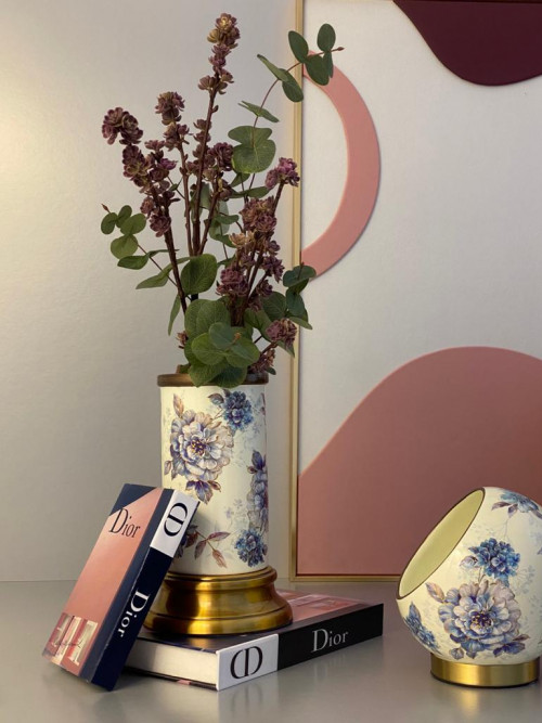 Ceramic circular vase, with drawings in the form of roses and a golden base