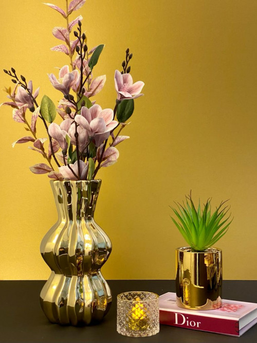 Golden rose vase with a wonderful and distinctive design, size 25 cm