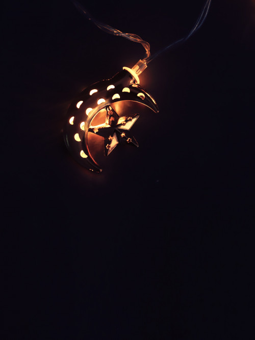Decorative lamps powered by batteries in the form of a golden crescent and star, size 1.95 meters