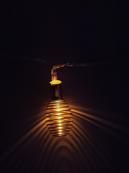 مصابيح زينه تعمل بالبطاريات على شكل  فانوس ذهبي  مقاس 1.95متر