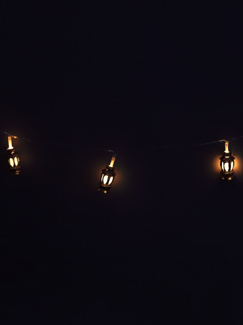 مصابيح زينه تعمل بالبطاريات على شكل فانوس ذهبي  مقاس 1.95متر