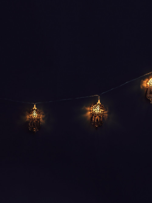 Battery-operated golden lantern hanging decoration 2 meters