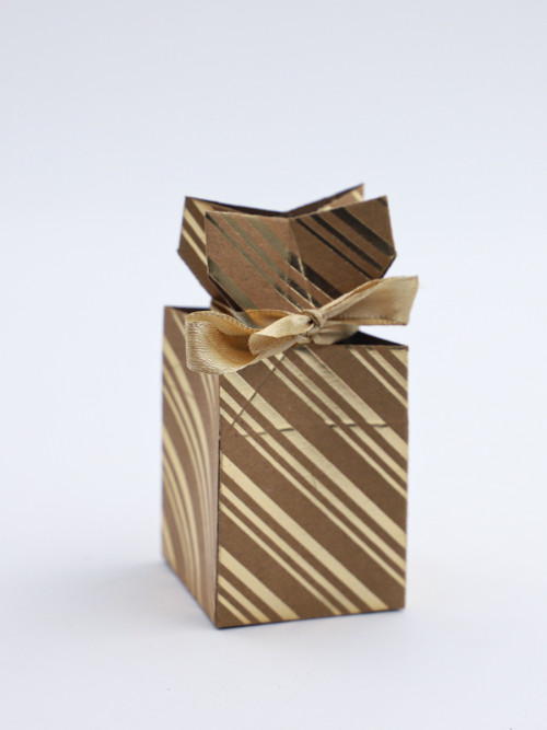 Eid gift boxes are easy to install, consisting of 4 pieces, size 5 * 5 * 7 cm