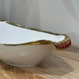 Serving plate with a modern design