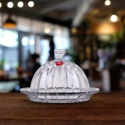 A distinctive and elegant glass serving dish - transparent - 20x20x13 cm