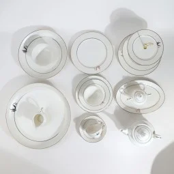 Luxury 105-piece dinnerware set – white design with an elegant gold frame